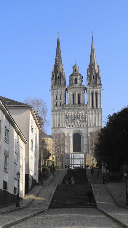 En montant vers la cathédrale d'Angers - Anjou - Val de Loire